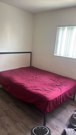 Se vende cama y colchón Queen
