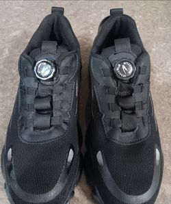 Unisex Anti-Smash safety shoe's features a BOA-Style dial closure system  w/ steel toe's,  puncture resistant soles