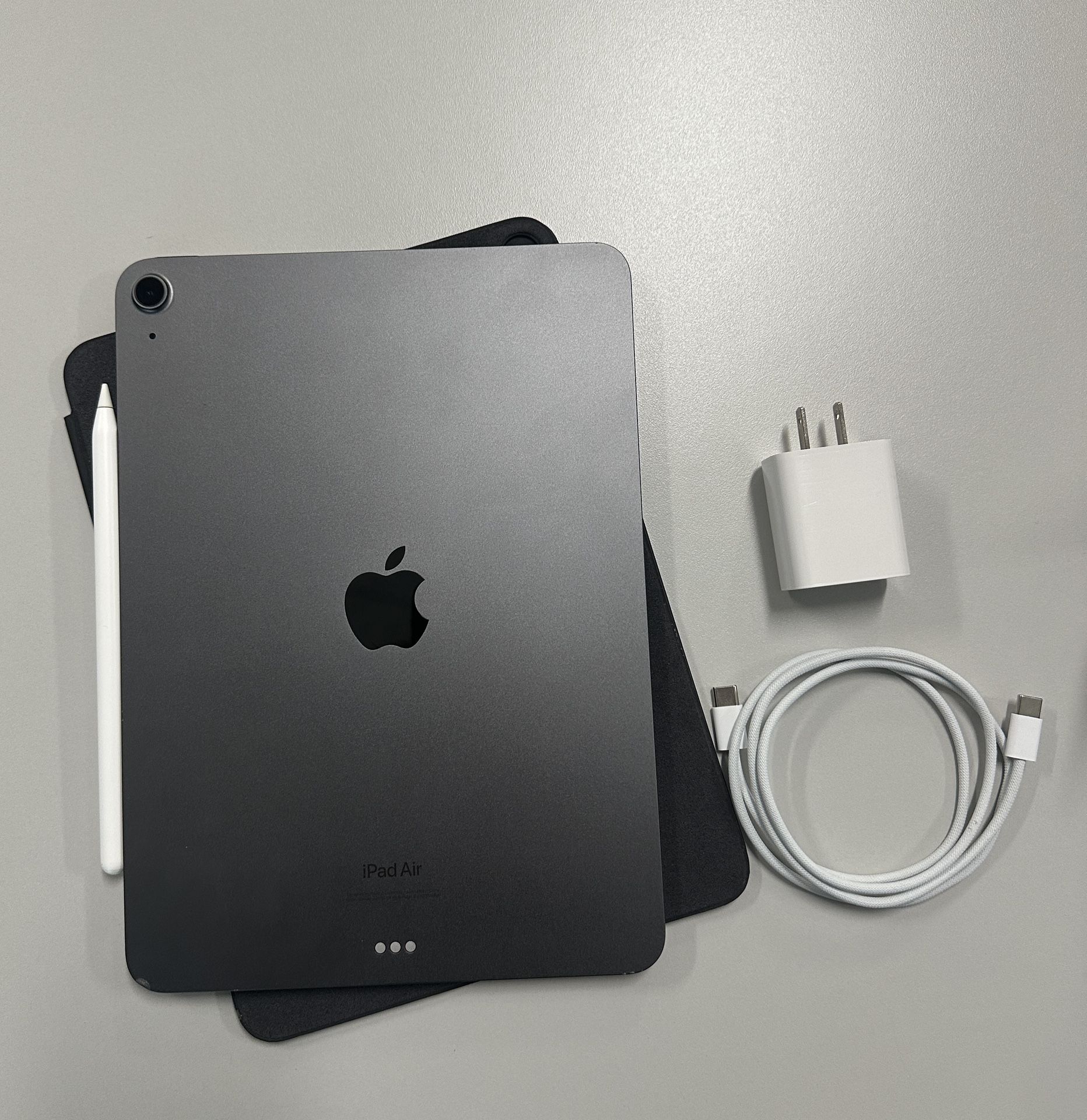iPad Air 5 (M1) 10.9” + Apple Pencil 2 + Apple Smart Folio + Charger