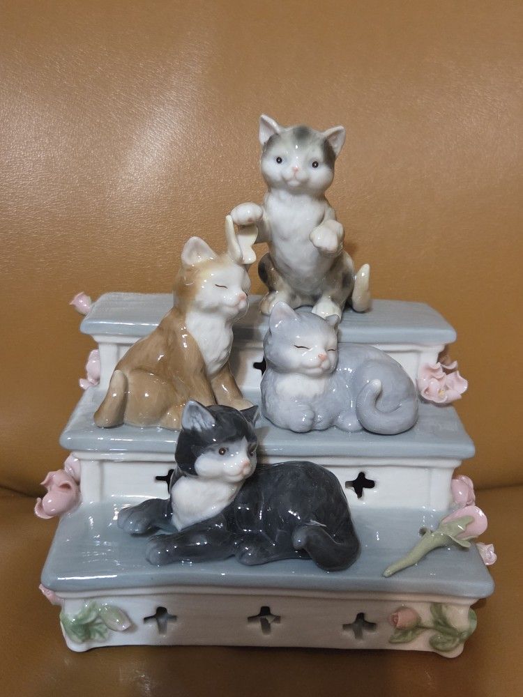 Anna Rosa Collection" from the San Francisco Music Box Company.
The music box plays the tune "Memory" from the musical Cats. 