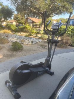 Sunny Health & Fitness Heavy Duty Elliptical – 15” Stride – Excellent Condition