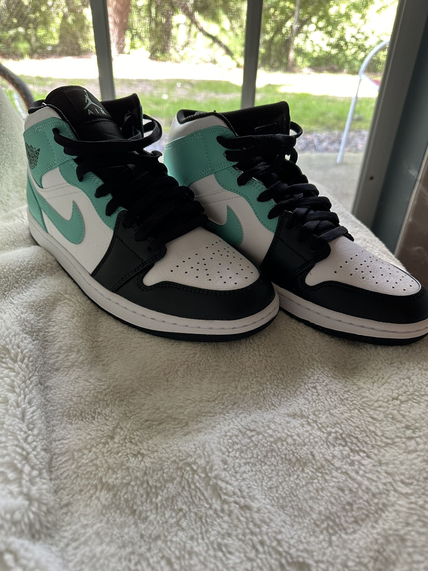 AIR JORDAN 1 MID size 9.5 For Men’s