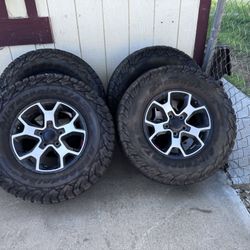 Jeep Rubicon Rims & Tires | 33in Ko2