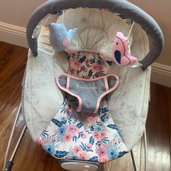 LIKE NEW: Baby trend Bouncer For Sale 