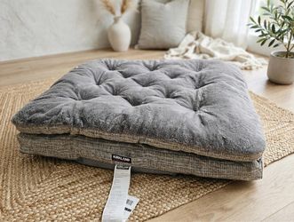 Kirkland Signature Pillow Top Gusseted Pet Bed - Gray, 42" x 32" (New)