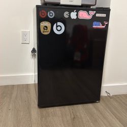 Mini fridge 