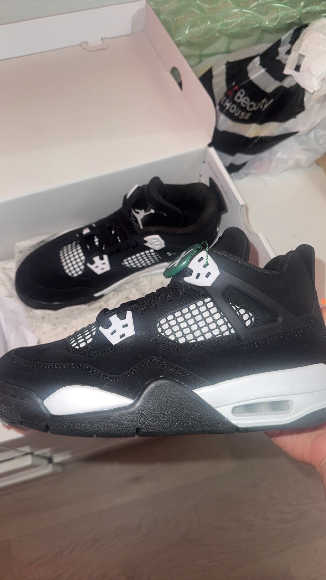 Brand New Jordan 4 White Thunder Retro Size 6Y