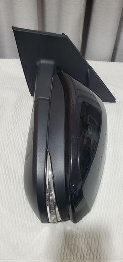 Driver's Side Mirror with Turn Signal – Fits Toyota RAV4 (2013-2018))