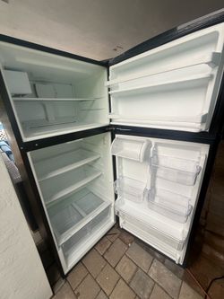 Whirlpool 18 cu ft Refrigerator – Excellent Working Condition
