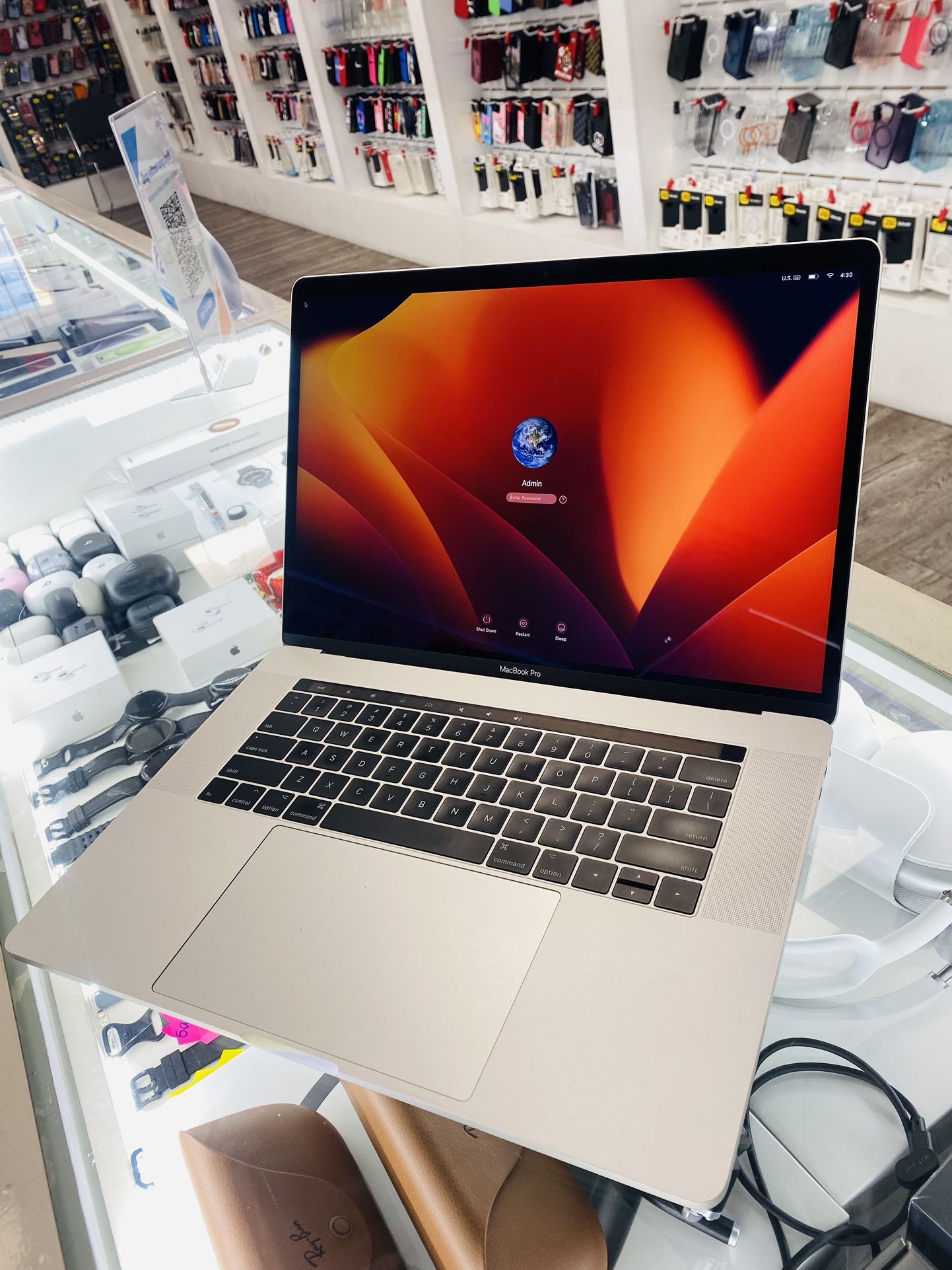 MacBook Pro 15 Inch 2017 16gb ram 512gb