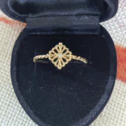 18kt Gold Ring With Genuine Diamond~Stunning