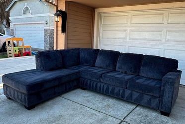 Comfy Ashley Furniture Sectional Couch/Sofa | FREE DELIVERY