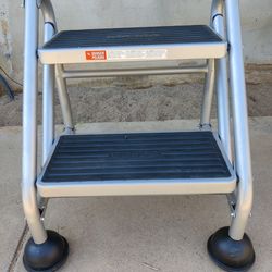 2-step rolling step stool