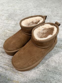 Bearpaw boots in size 8.