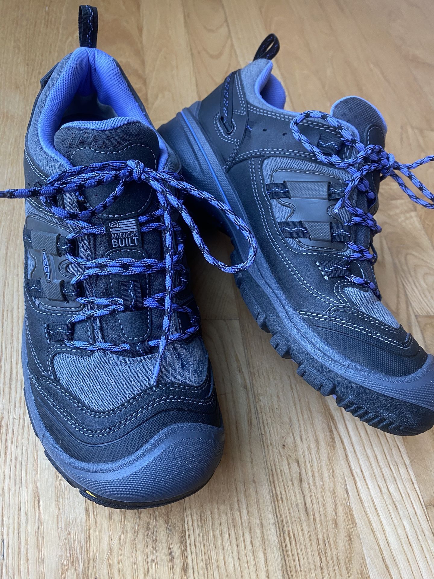 KEEN waterproof hiking shoes EU 41 (Womens 10 or men’s 8.5)