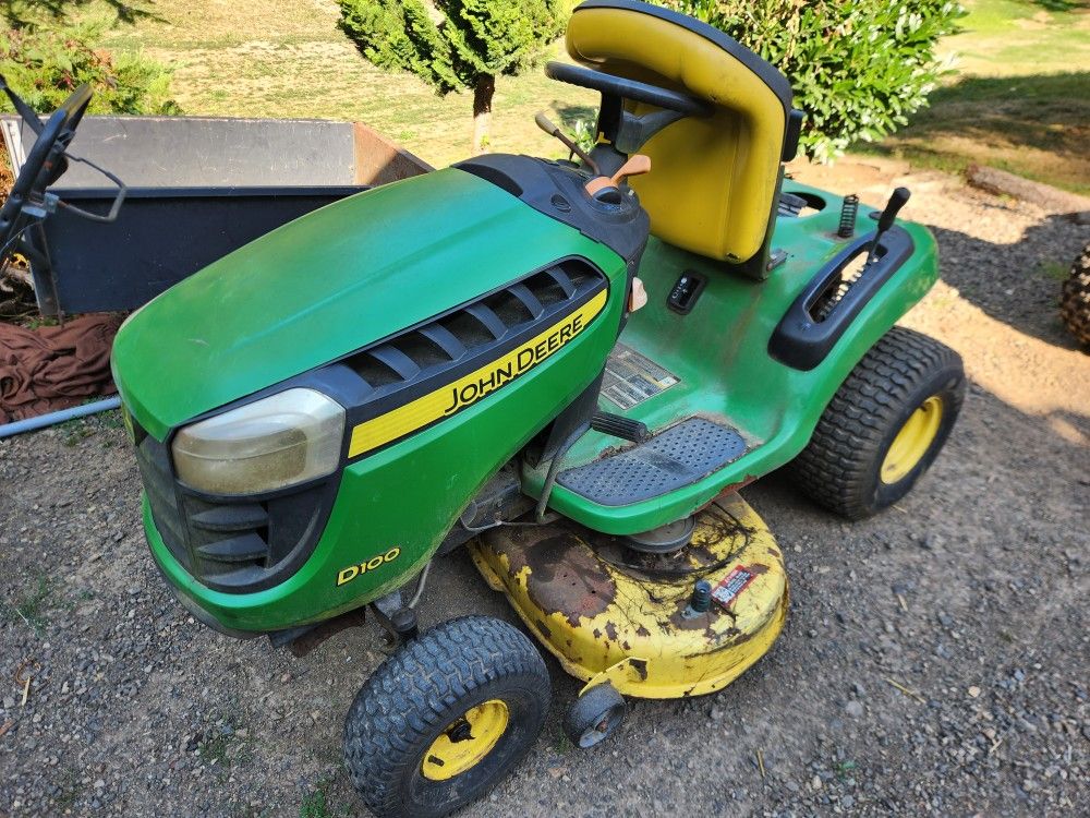 John Deere D100 Riding Lawn Mower