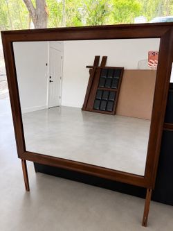 Queen bedroom set w/ dresser and mirror