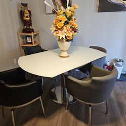 Round/Rectangular table with 4 chairs