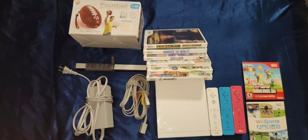 Wii Bundle With 8 Wii Games 3 Controllers 