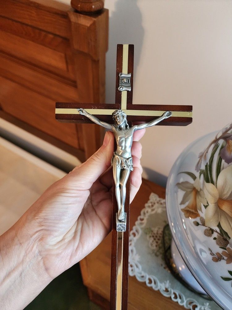 Beautiful Mahoney And Brass Crucifix Cross