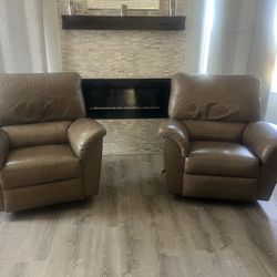2  Lazyboy Recliners And 1 Couch