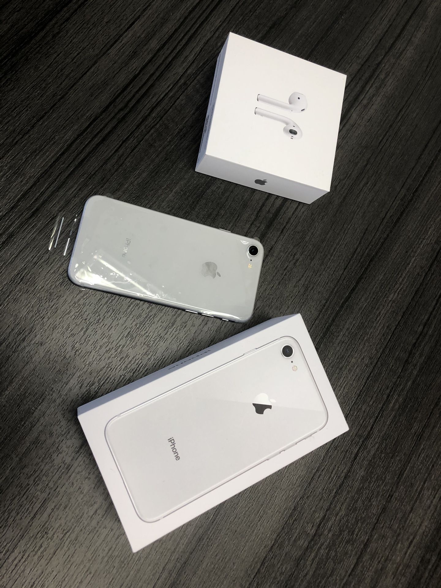 iPhone 8 in like new pristine conditions 64 GB with matching EarPods