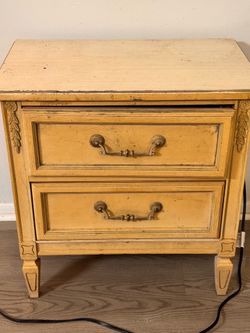 Dresser with 2 drawers