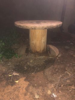 Wire roll table