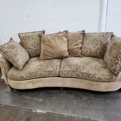 A nice BERN HARDT couch with 5 throw pillows liquardation  sale 10..00 