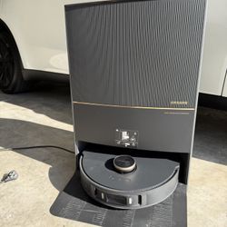 Dreame Robot Vacuum & Mop Combo With Self Emptying Dock - Excellent Condition!