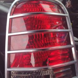 2005,2006,2007 MERCURY MARINER PASSENGER RH SIDE & DRIVERS SIDE LEFT TAIL LIGHT OEM
