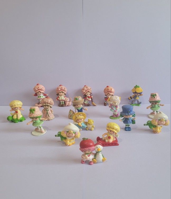 Vintage Strawberry Shortcake Miniatures Lot Set 17 Dolls!!!! .