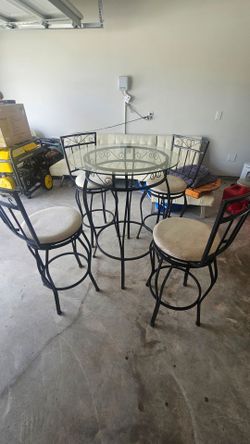 Tall bar glass top table with 4 barstools