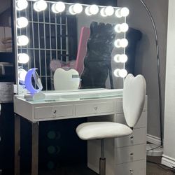 Brand New Impressions Vanity Mirror And Desk Set 