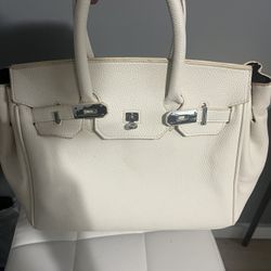 Good condition off white fashionable bag very pretty 😍 