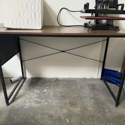 Table W/ Side Pouch 