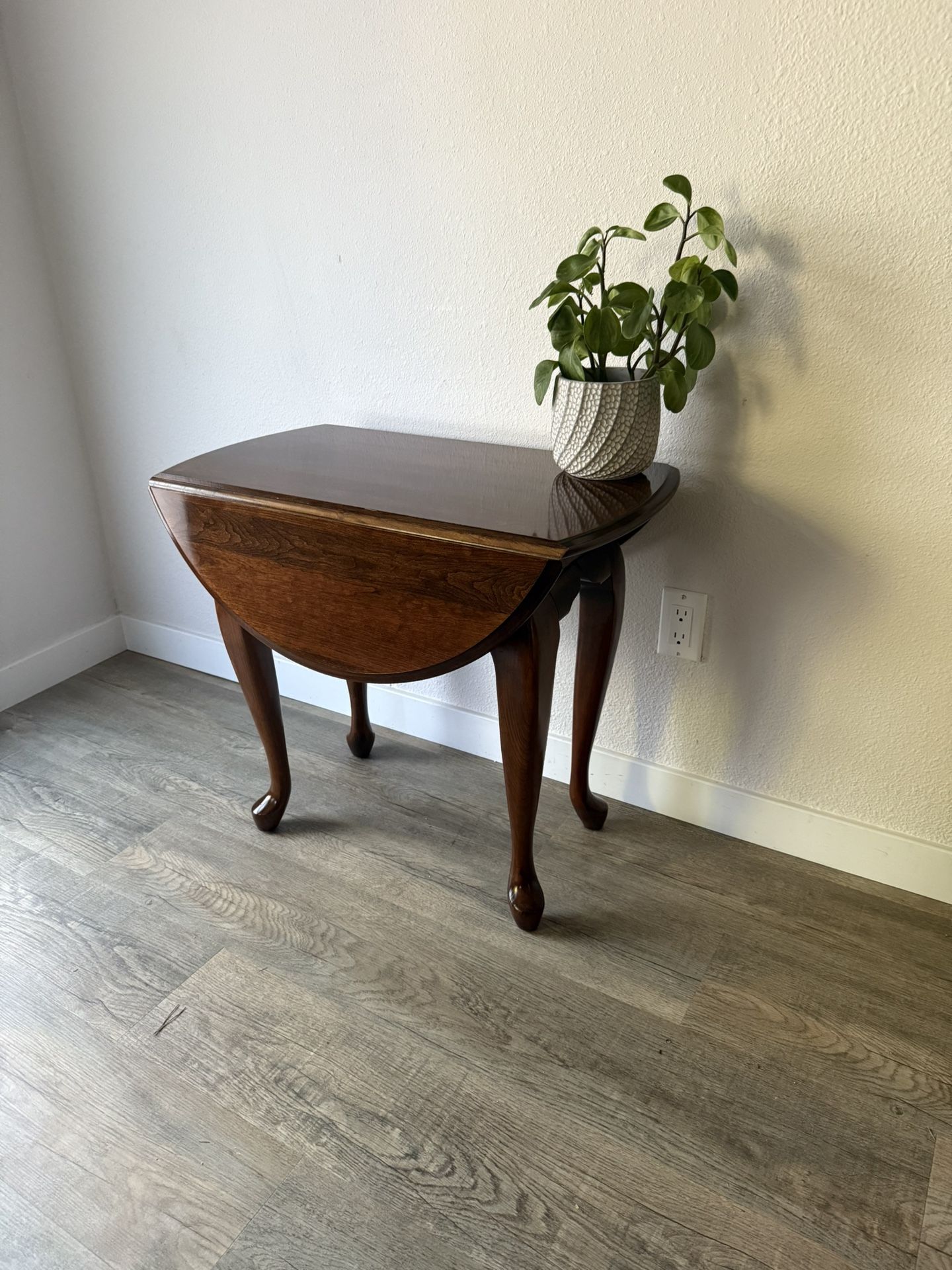 GRACEFUL drop leaf side table - Pembroke - Queen Anne - breakfast table - delivery available 