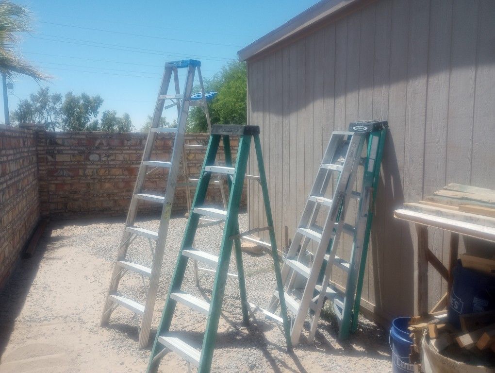 Stand Up Ladder 6' And 8 Ft