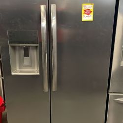 FRIGIDAIRE GRSCAF Gallery 22.3-cu ft Refrigerator