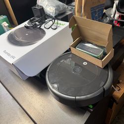 iRobot Roomba 694 Robot Vacuum-Wi-Fi Connectivity Like New with New Battery