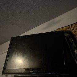 LG…Television Flat Screen…No Remote…Works  Fine 