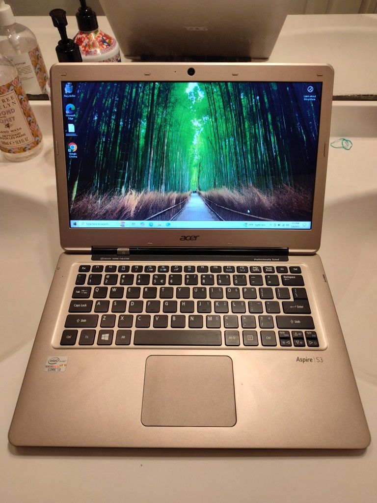Acer Ultrabook Silver 13.3" Screen Laptop PC. Intel Core i3-2367M, Windows 10 OS. 4GB RAM, 256GB SSD.