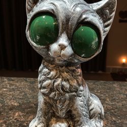 Big Eyed Cat Statue
