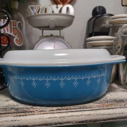 Pyrex Snowflake Garland Casserole Dish