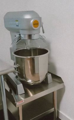 30 Qt Commercial Stand Mixer – 1100W, 3 Speeds, Timer – Like New