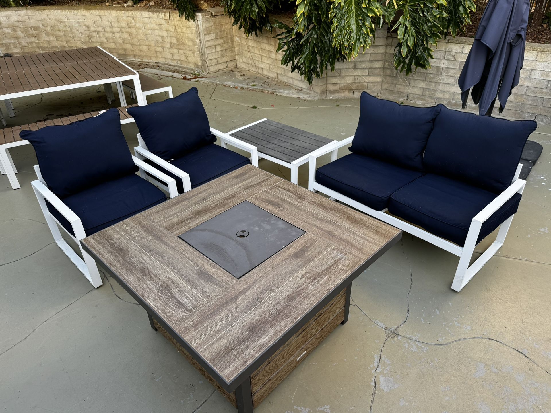 Outdoor Lounge Patio Set & Fire Pit
