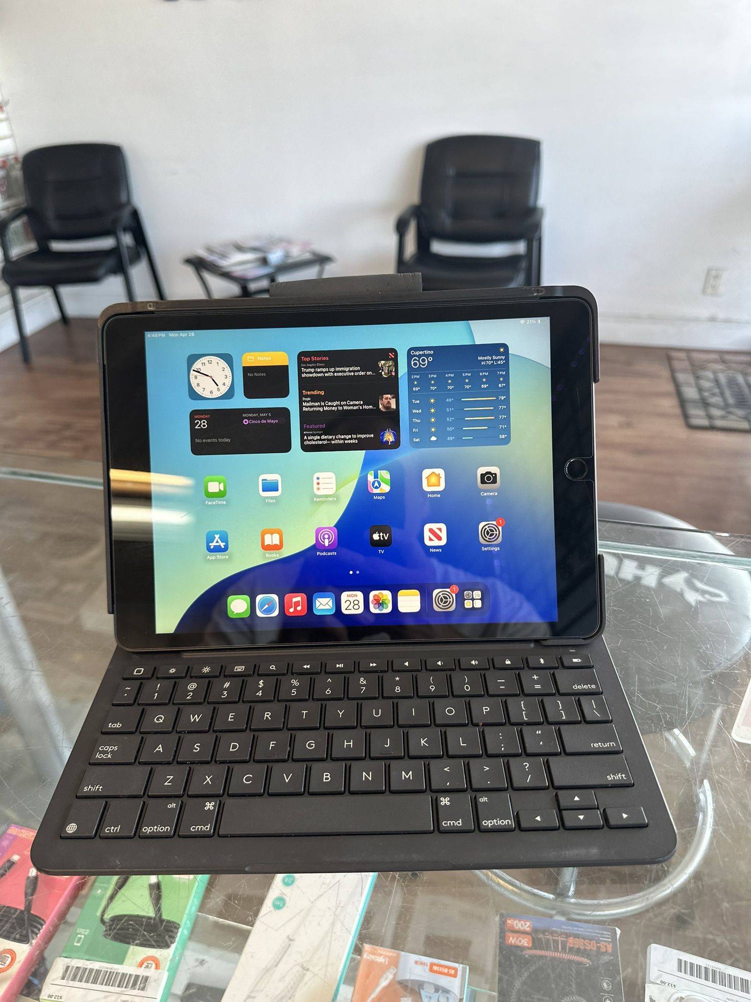 Ipad 9th Gen 64gb Wifi + Cellular. With Wireless Keyboard And Case.