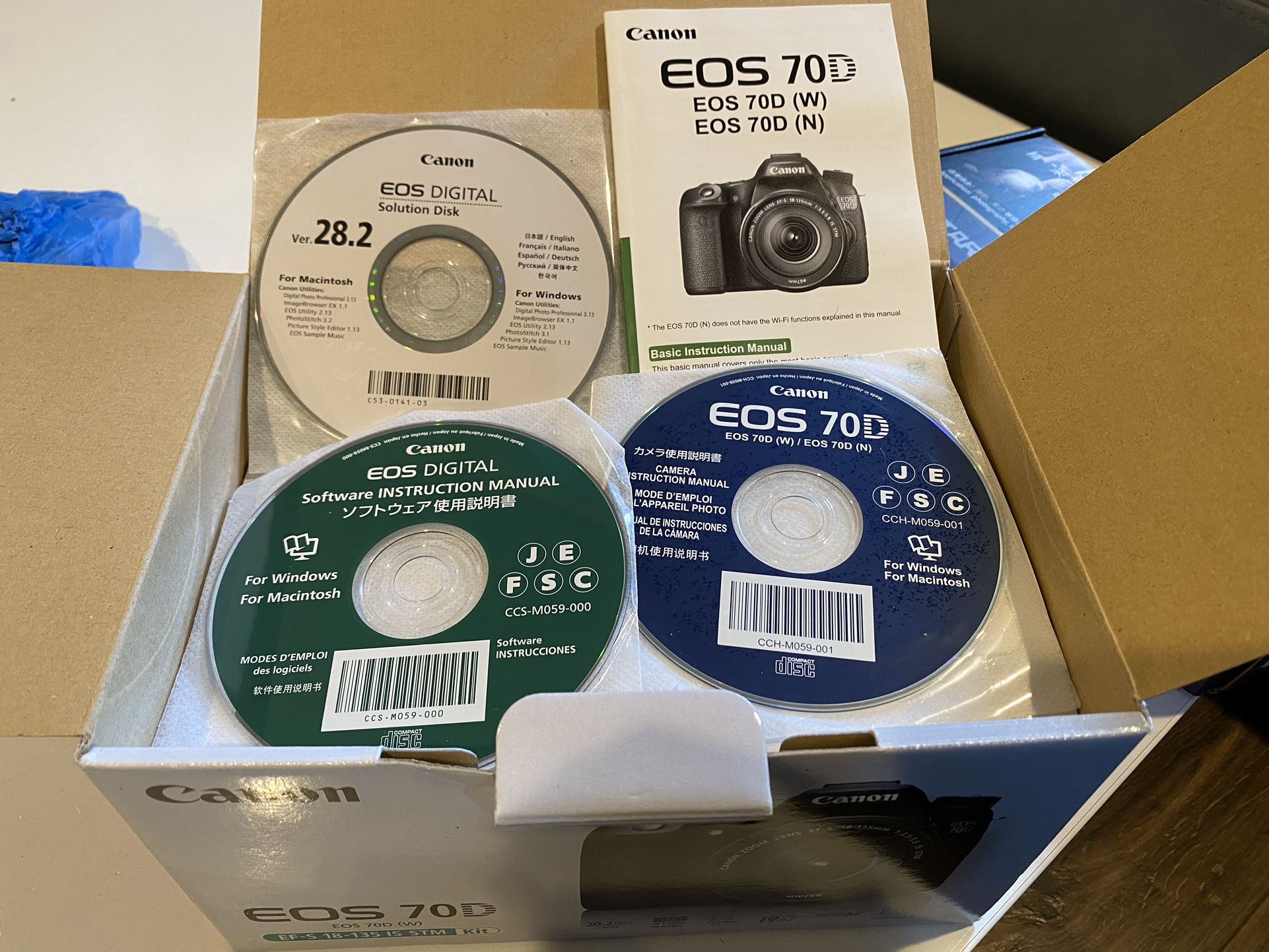 Canon EOS 70D DSRL Camera EF-S 18-135 IS STM Kit with bonus microphone