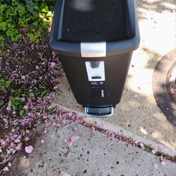 40 L. Wheeled safty look trash can pickup only cash