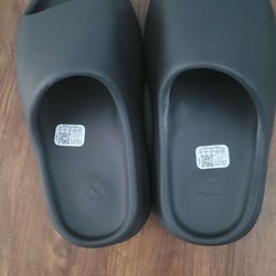 Yeezy Slide Onyx Size 4
